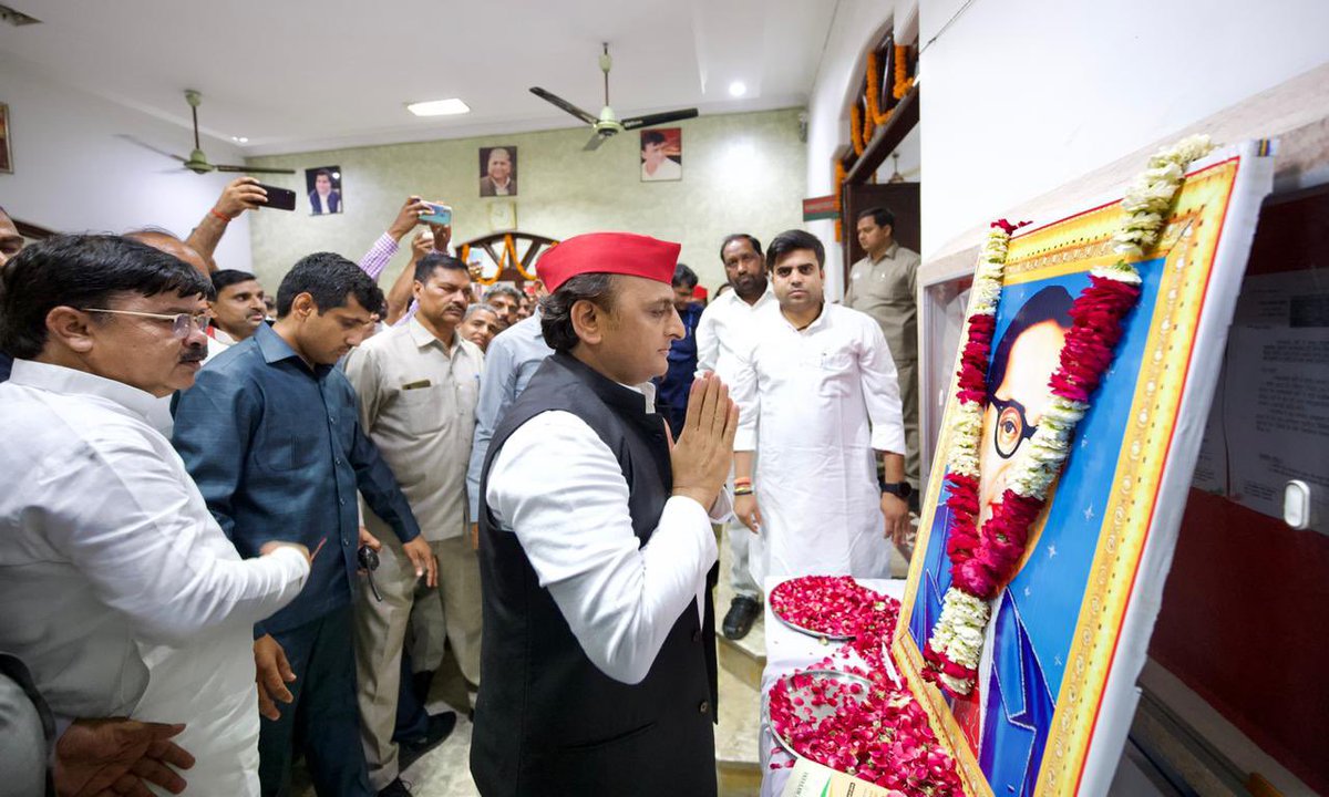 yadavakhilesh's tweet photo. भारत रत्न पूज्य बाबासाहेब डॉ. भीमराव अम्बेडकर जी की जयंती पर शत-शत नमन!

नागरिकों को संविधान के माध्यम से समानता का अधिकार व समाज में समता का भाव लाने का जो आंदोलन बाबासाहेब ने किया था, उसे आज और अधिक तीव्र किये जाने की जो अपेक्षा है, उसके लिए हम सदैव प्रतिबद्ध एवं सक्रिय रहेंगे। https://t.co/jKkJ7eftKd