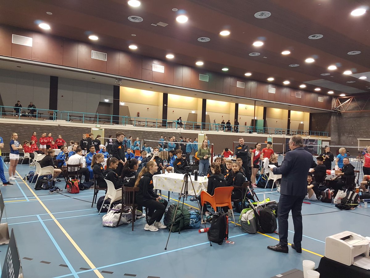 Een gezellige sfeer bij het Victor 6 Nations U17 op <a href="/Papendal/">Papendal</a> , georganiseerd door Ger Tabeling en Albert Valentijn namens <a href="/BadmintonNLD/">BADMlNTON NEDERLAND</a>