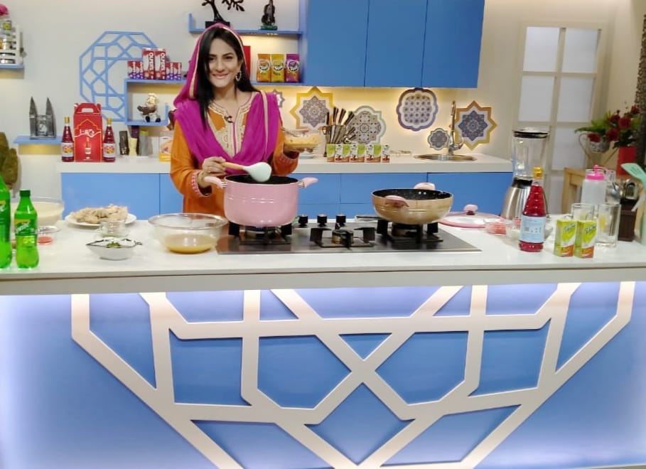 MediaSpringPk's tweet photo. On Set! @uffairaas in #Ramzan aur Hum on @humnewspakistan https://t.co/9bXvxGNRqY