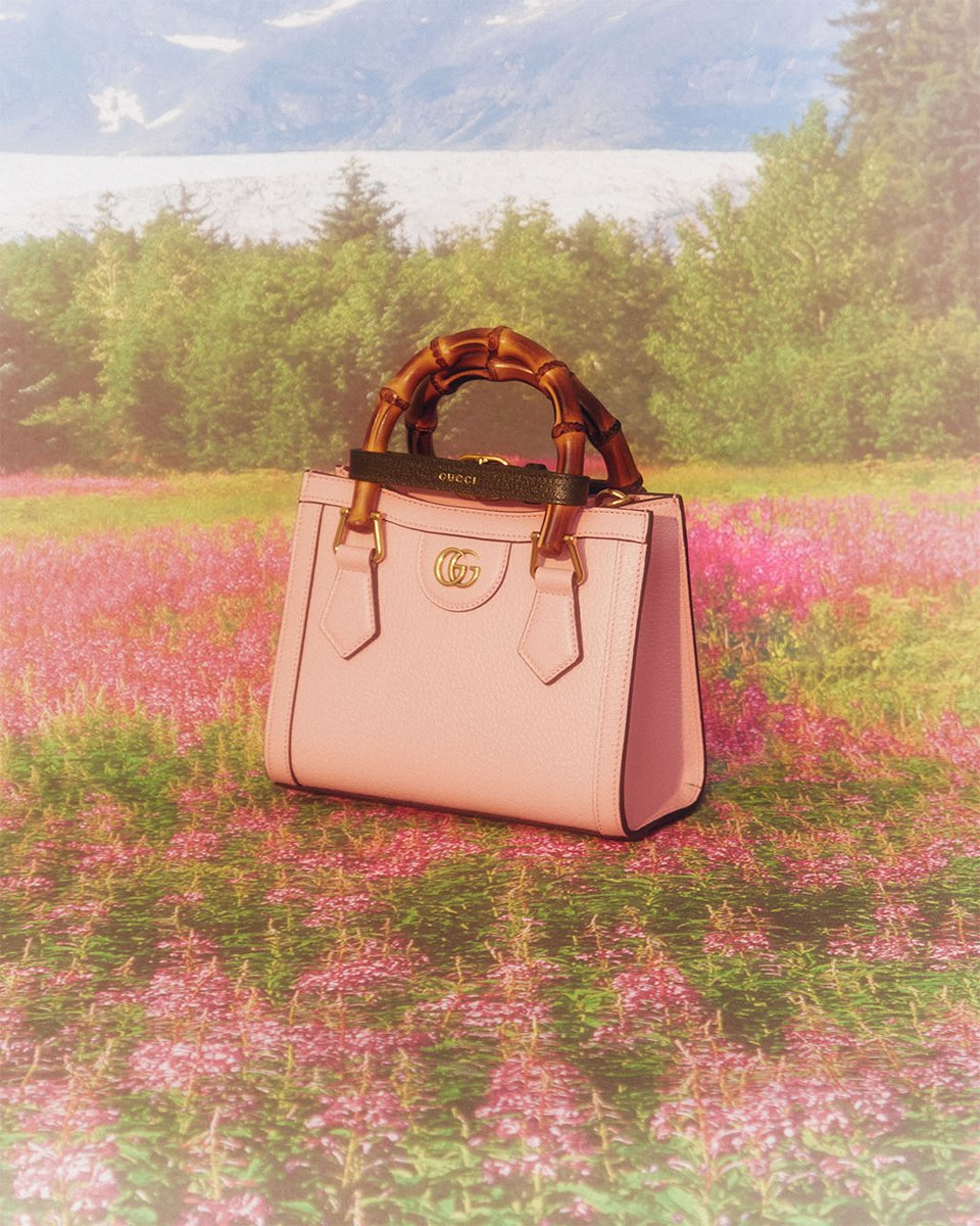 gucci_jp's tweet photo. グッチは世界中の才能豊かなアーティストたちに、#GucciBamboo1947 と #GucciDiana ハンドバッグを題材にした作品制作を依頼しました。写真は、フォトグラファー #HailunMa が〔グッチ ダイアナ〕バッグをフィーチャーした作品。
https://t.co/eeWc9NhE6e https://t.co/ZADcnhjrvI