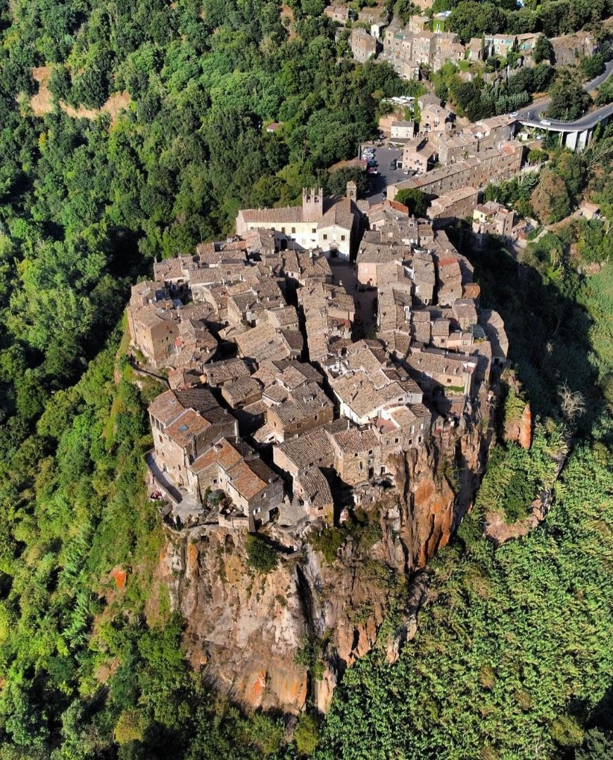 Voglia di una gita fuori porta? Ecco una metà incredibile da non perdere nella #Tuscia. Conosciuta anche come 'borgo degli artisti', #Calcata è un piccolo borgo nel <a href="/ParcoTreja/">ParcoValledelTreja</a>              

📸 <a href="/cla_green/">Clair Greengo</a>

 #FaiUnSaltoNelLazio #LazioEternaScoperta #LazioIsMe

<a href="/ParchiLazio/">ParchiLazio</a>
