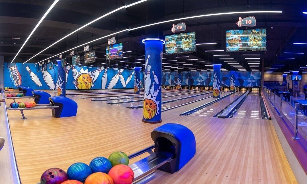 DaviesKinanga's tweet photo. Bowling spots in Nairobi for EASTER. 

1. Strikez, Westgate Mall
Excellent Ambience. More than 10 nice bowling lanes. Great Food &amp; Cocktails. Food &amp; drinks can be served as you bowl. There's a Live DJ. 

Off-Peak: Monday to Thursday, 10am-4pm for KES 350. Pics IG/strikezke https://t.co/v82xjkHg38