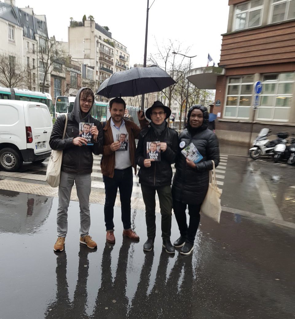 olga_johnson's tweet photo. Qu’il pleuve ou sous le soleil, mobilisés de bd Berthier à bd Bessières, porte de St-Ouen, rue Fragonard, partout pour expliquer le programme avec @StanGuerini et faire gagner notre candidat  @EmmanuelMacron le 24 avril. Avec vous, pour vous, pour nous tous. #5ansdeplus #avecvous https://t.co/jEJ67KmDBI