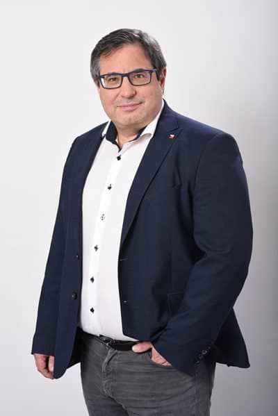 kduhradecko's tweet photo. Novým krajským předsedou KDU-ČSL v Královéhradeckém kraji byl zvolen na krajské konferenci Jiří Veselý, lékař z Broumova a dosavadní volený člen předsednictva krajského výboru. Ve funkci nahradil Vladimíra Dernera, kterému velmi děkujeme za dosavadní práci pro KDU-ČSL. ☺️ https://t.co/SYrr4Qu16F