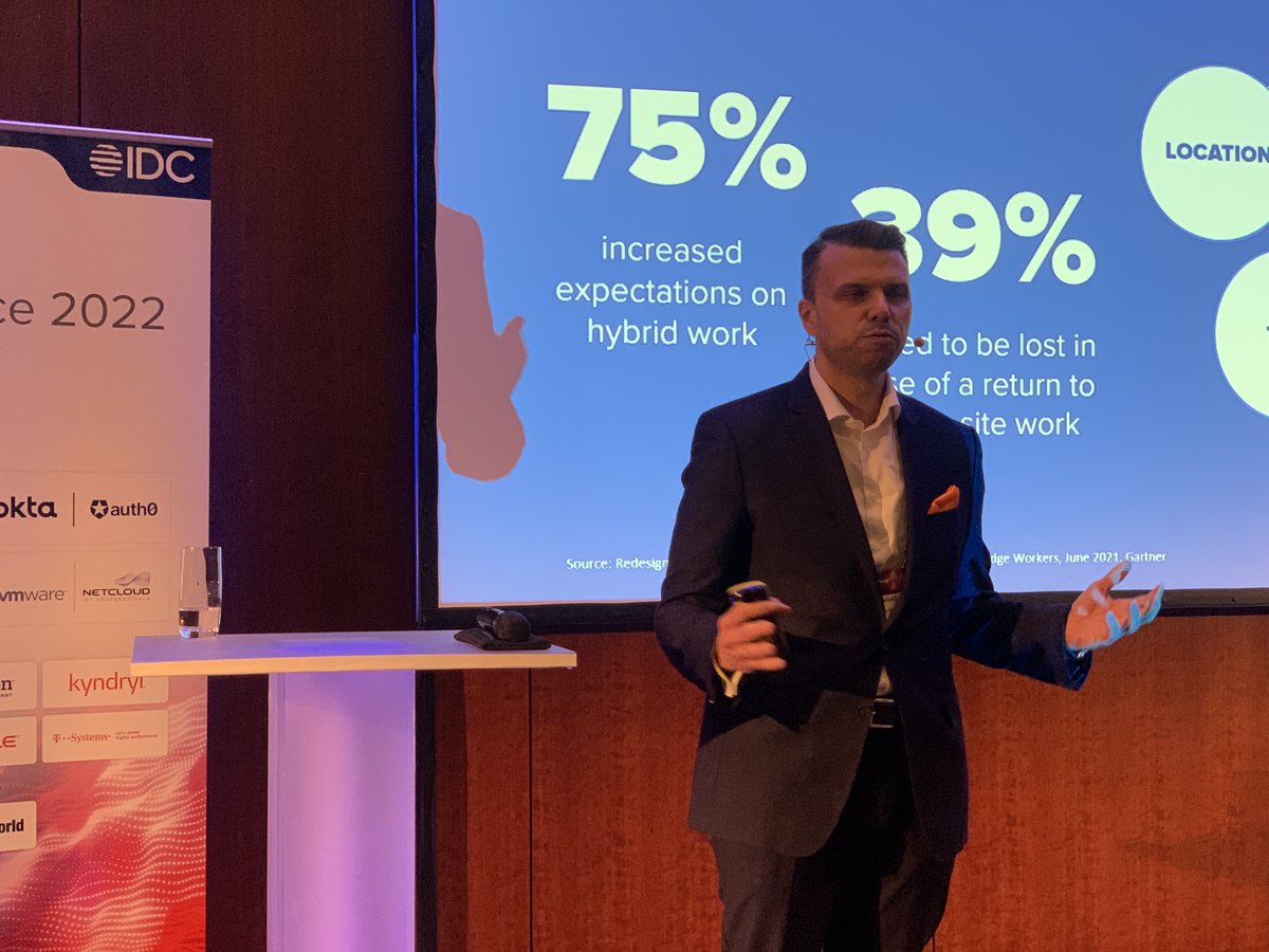 IDC_Deutschland's tweet photo. Das Konzept der Total Experience in einer hybriden Arbeitswelt stellt uns jetzt Oliver Bendig von @Matrix42_global vor. Los gehts. #idcswissit22 https://t.co/qau7c5GIVj