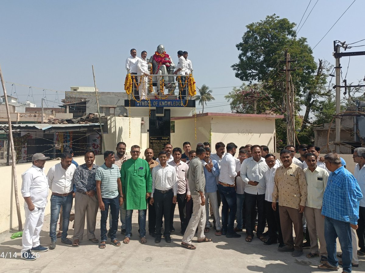 KhodubhaN's tweet photo. ધોળકા ખાતે ડો.બાબા સાહેબ આંબેડકરની પ્રતિમાને પુષ્પાંજલિ કરી શ્રી ભુપેન્દ્રસિંહજી ચુડાસમાને આવેદન પત્ર આપ્યું.તમામ કર્મચારીઓના પડતર પ્રશ્નો  જૂની પેન્શન યોજના શરૂ કરવી, ફિક્સ પગાર કેસ સુપ્રીમ કોર્ટમાંથી પરત ખેંચી ફિક્સ પગારની પ્રથા બંધ કરવી, સાતમા પગાર પ���ચના બાકી તમામ લાભો... https://t.co/oIo9Q8hiUi