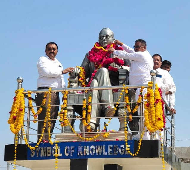 KhodubhaN's tweet photo. ધોળકા ખાતે ડો.બાબા સાહેબ આંબેડકરની પ્રતિમાને પુષ્પાંજલિ કરી શ્રી ભુપેન્દ્રસિંહજી ચુડાસમાને આવેદન પત્ર આપ્યું.તમામ કર્મચારીઓના પડતર પ્રશ્નો  જૂની પેન્શન યોજના શરૂ કરવી, ફિક્સ પગાર કેસ સુપ્રીમ કોર્ટમાંથી પરત ખેંચી ફિક્સ પગારની પ્રથા બંધ કરવી, સાતમા પગાર પ���ચના બાકી તમામ લાભો... https://t.co/oIo9Q8hiUi