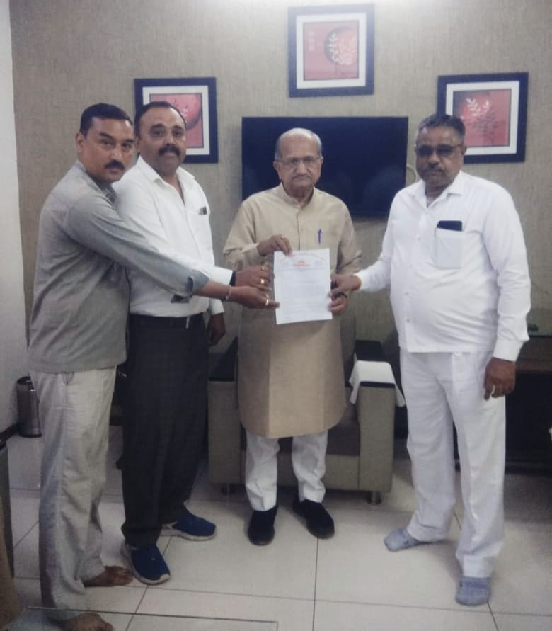 KhodubhaN's tweet photo. ધોળકા ખાતે ડો.બાબા સાહેબ આંબેડકરની પ્રતિમાને પુષ્પાંજલિ કરી શ્રી ભુપેન્દ્રસિંહજી ચુડાસમાને આવેદન પત્ર આપ્યું.તમામ કર્મચારીઓના પડતર પ્રશ્નો  જૂની પેન્શન યોજના શરૂ કરવી, ફિક્સ પગાર કેસ સુપ્રીમ કોર્ટમાંથી પરત ખેંચી ફિક્સ પગારની પ્રથા બંધ કરવી, સાતમા પગાર પ���ચના બાકી તમામ લાભો... https://t.co/oIo9Q8hiUi