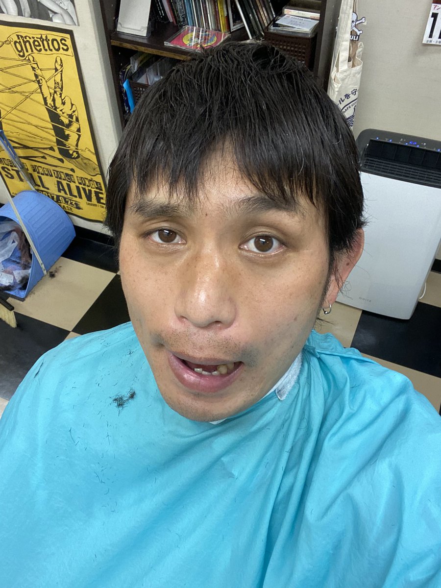 tokoton10's tweet photo. o(`ω´ )o とわりゃああああああああぁ〜っ!
散髪来たゼエエエェ〜ッ!
チョキチョキ…
コレが…
こう☆
#haircut
#gypsyway
#ノーフューチャー https://t.co/YuqR3ypTdS