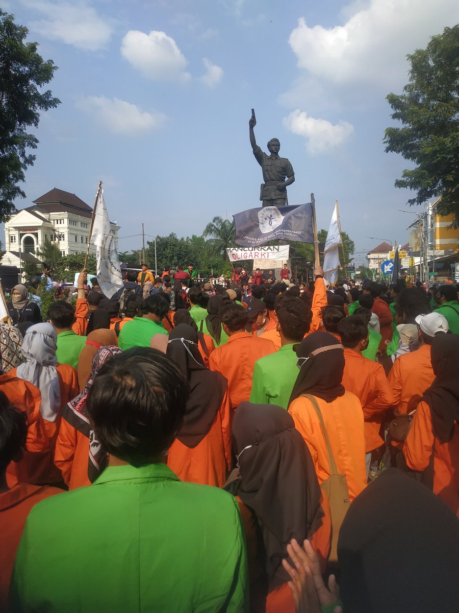 HaloFUD's tweet photo. HaloFUD! Sedang berlangsung saat ini, semangat buat teman-teman yang turun ke jalan✊ https://t.co/p3FpdwIBda