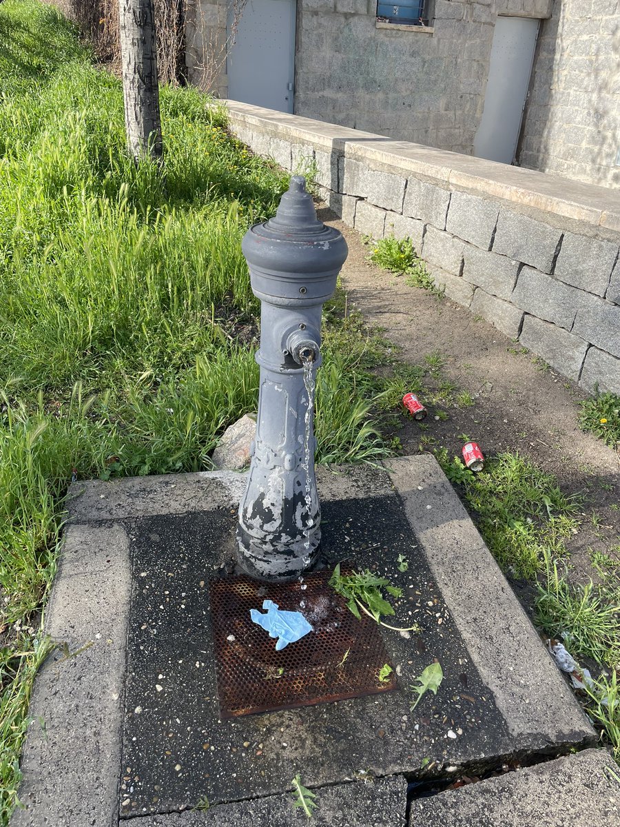 Fran7510's tweet photo. @AytoLeganes Buenos días Ayuntamiento! Hay una fuente en el recinto ferial rota expulsando agua desde anoche.. por favor vengan a arreglarla https://t.co/tTgzZy5f7C