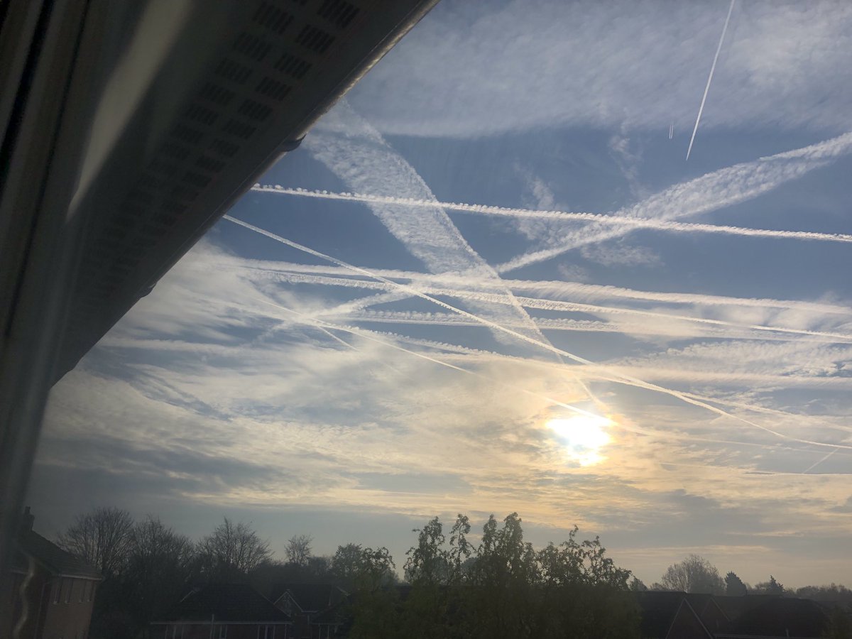 Wilberforce007's tweet photo. ⁦@CarolineCoramUK⁩ #lookup earlier this morning #chemtrails https://t.co/pualCL2ojh