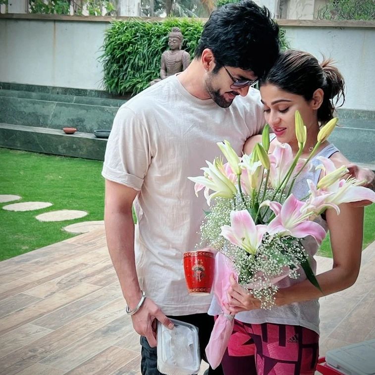 #Love is in the air - @RaQesh19's latest picture featuring @ShamitaShetty, is proof 

#RaqeshBapat #ShamitaShetty #ShaRa #TeamSS #ShamitasTribe #RaqeshShamita
