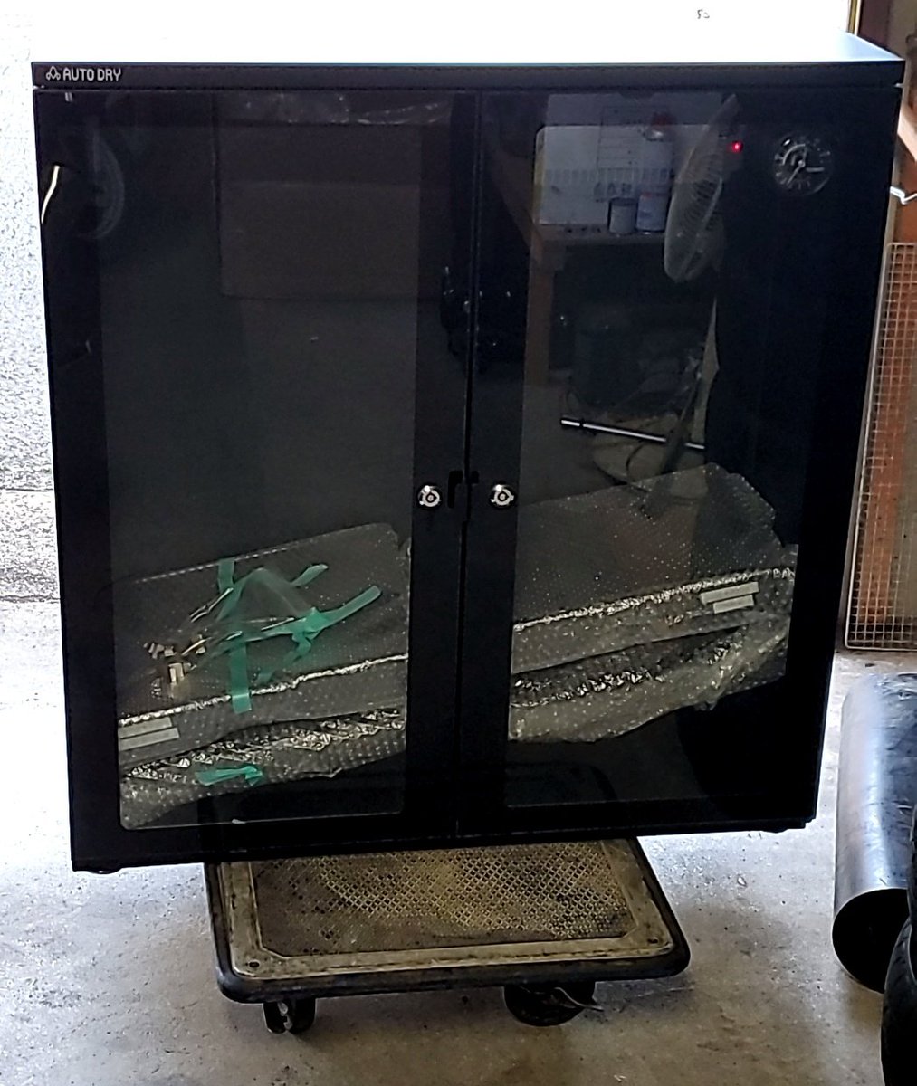 hiru_andon_'s tweet photo. さぁ、有給消化も最終日。
中古で買った大型防湿庫にコンセントの増設してみた。
ボルト留めにグールガンで気密性を保持(^_^ゞ
公式からは嫌われるかしら<(_ _*)>
…っても、有給はまだ残ってるんだがな( ´Д`)=3
#防湿庫
#AUTODRY
#東洋リビング
#改造は自己責任 https://t.co/hNyHKQhyLP