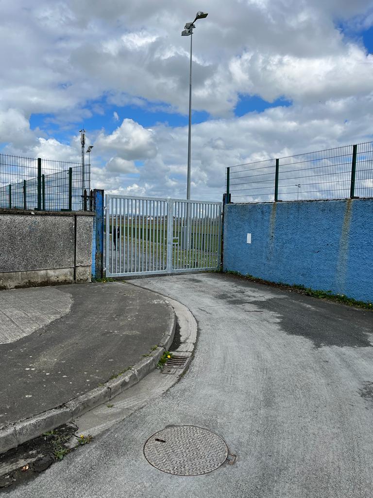 RFCThomond's tweet photo. We are delighted to say that we have replaced the main gate to the Club with a new #ThomondGate
We wouldn't be able to complete these projects without the continued support of our members through our Split the Bucket draw and other fundraising throughout the year.
Thank you all. https://t.co/w0V8iJoE1u