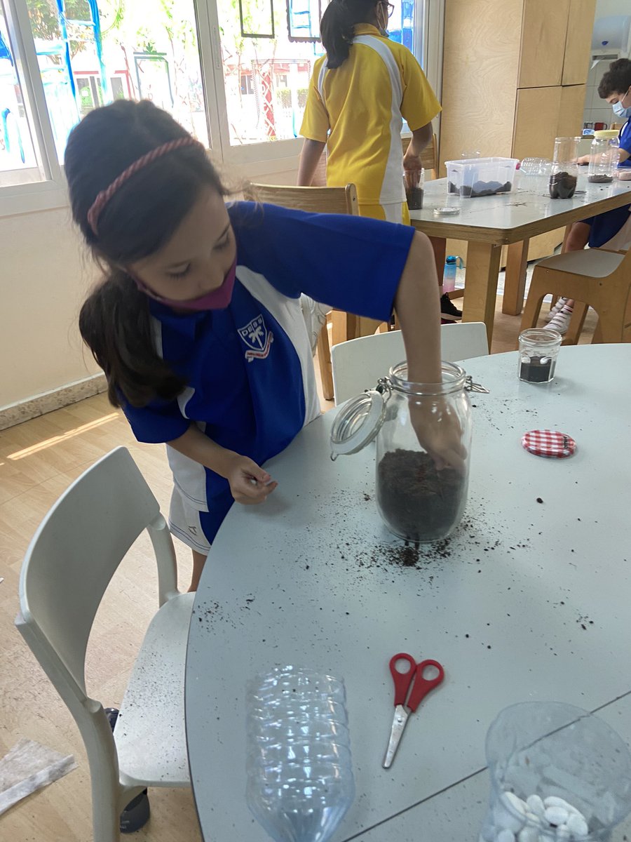DESSyear5's tweet photo. Building our Terrariumβs πͺ΄ our own little ecosystems!! @DESSscience #DESSstemweek2022 #growth #DESSscience #DESSyear5red https://t.co/EROG6mfB2E