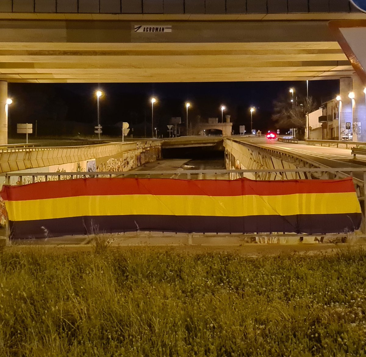 arenysencomu's tweet photo. 🔴🟡🟣 El 14 d'abril és memòria i reivindicació‼️
✊ República són drets, avenços socials, igualtat, oportunitats i serveis públics. És escola pública, sanitat universal, cultura, fraternitat, democràcia...
Som-hi #Arenys ‼️
#ViscaLaRePÚBLICA https://t.co/AqPnOMVidj