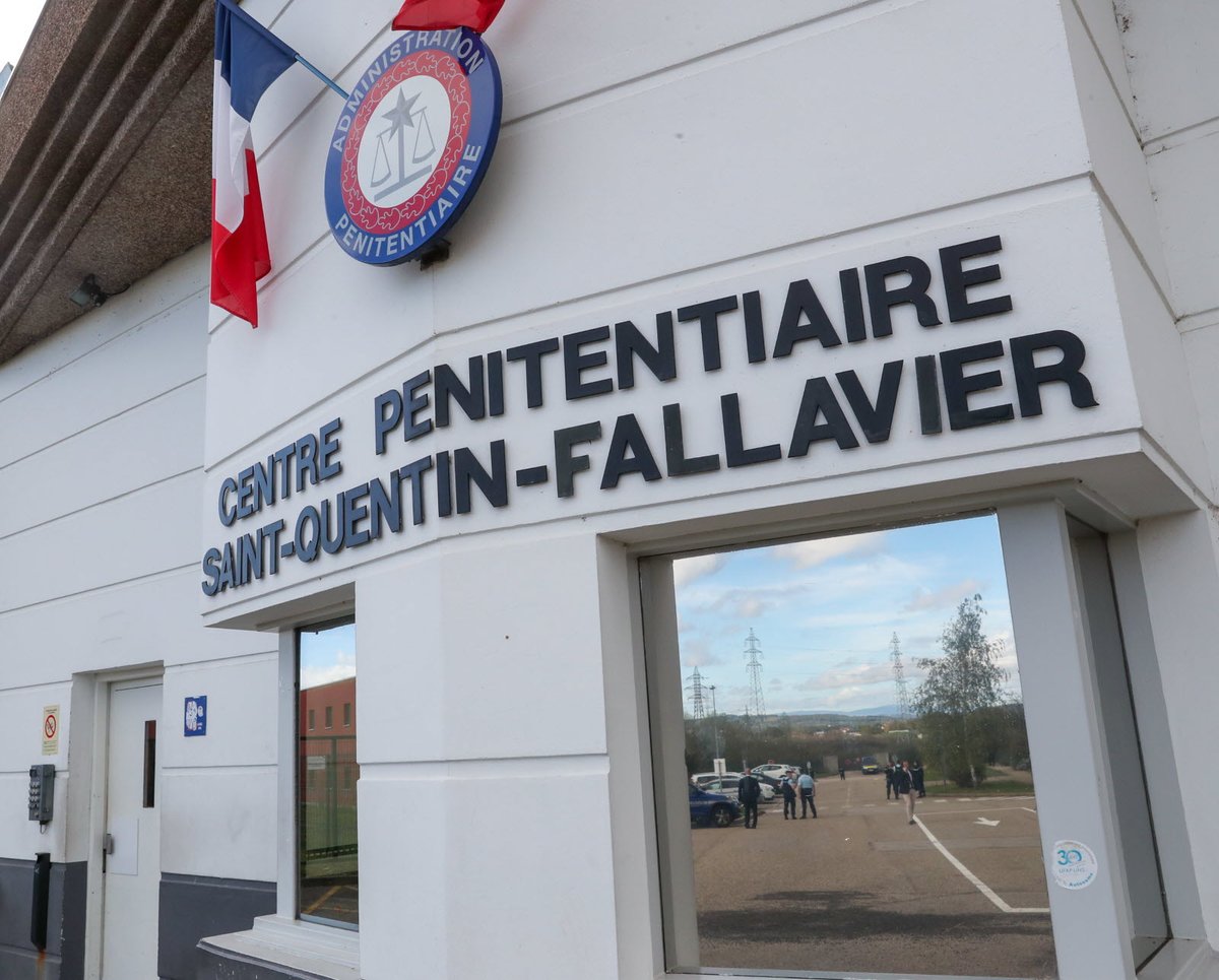 [#OnEstLàPourVous] @poleemploi_ara se mobilise pour la #réinsertion des personnes sous main de #justice à  #Villefontaine. Un #partenariat solide avec <a href="/AdeccoFrance/">Adecco France</a> et <a href="/Humando_rh/">Humando</a>  a permis à 1️⃣ 5️⃣ #détenus de concrétiser leur projet et obtenir un #emploi en #cdi en #logistique.