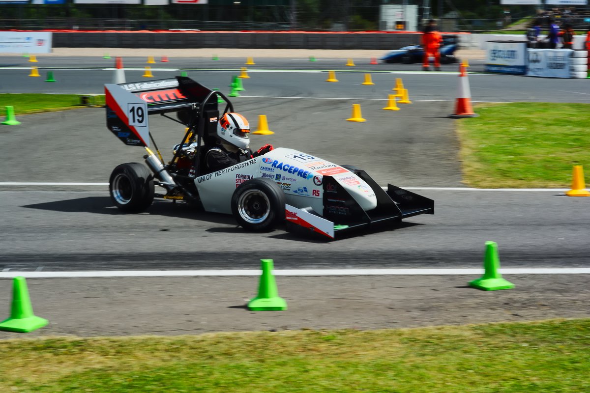 FormulaStudent's tweet image. More cars in the sun from #FS2016 #ThrowbackThursday @UHRacing @Cardiff_Racing @tugracing @tuhamburg