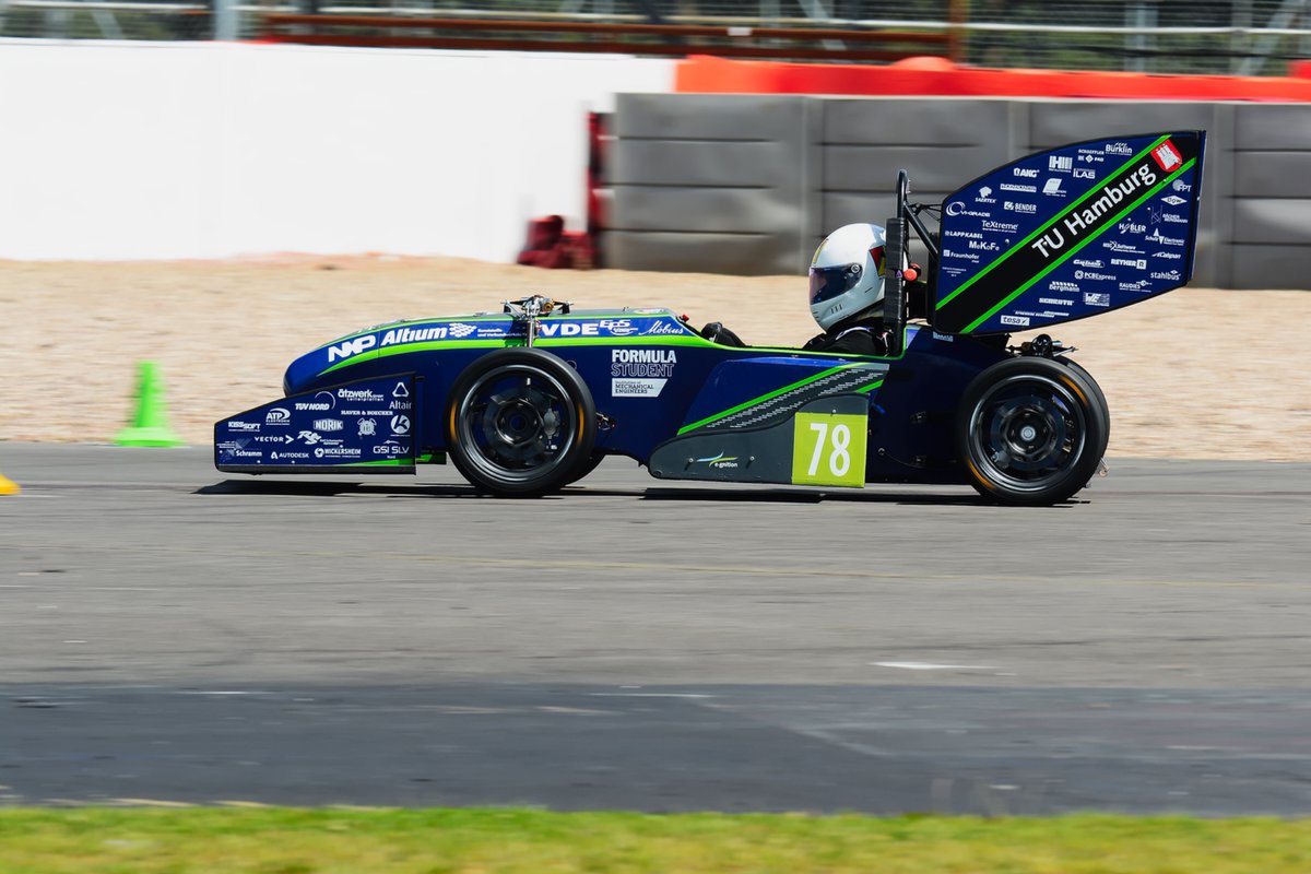 FormulaStudent's tweet image. More cars in the sun from #FS2016 #ThrowbackThursday @UHRacing @Cardiff_Racing @tugracing @tuhamburg