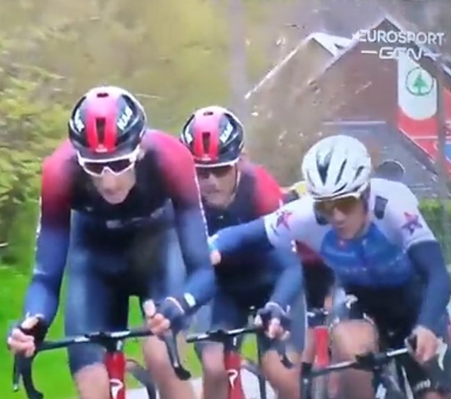 CiclismoaTope12's tweet photo. Gestos que seguro que a la larga iran a la contra de @EvenepoelRemco #BPmen https://t.co/Qa4HR2zrwo