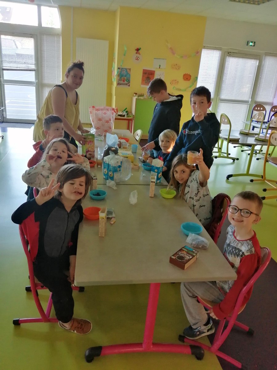 NCPA_Normandie's tweet photo. [RETOUR EN IMAGES]
Hier soir, plusieurs enfants sont restés dormir au centre de loisirs #NCPA de #dozule! Chacun avait une mission : préparer la chambre, s’occuper du barbecue, faire cuire les saucisses et mettre la table. De beaux souvenirs entre copains ! 😊 https://t.co/AnMOVFG7Wk