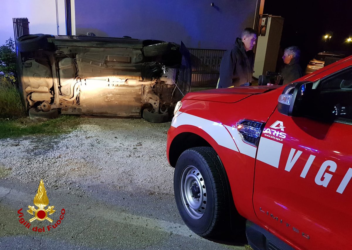 vvfveneto's tweet photo. #14aprile #Castelmassa(RO), la notte scorsa, un’auto finisce rovesciata su un fianco: deceduta una giovane donna. Intervento di soccorso #vigilidelfuoco @SUEM_Veneto #soccorsiquotidiani https://t.co/HQtvvE8LbT