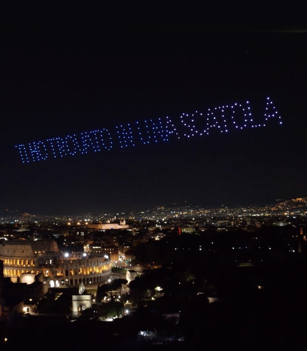 creapills's tweet photo. En Italie, Amazon Prime Video a organisé un karaoké dans le ciel avec plus de 500 drones pour la sortie du film documentaire sur la chanteuse Laura Pausini 🇮🇹
 
Voir la vidéo : https://t.co/3M1puCLv9w https://t.co/Zruk7UcDBU