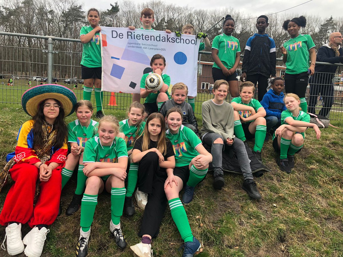 Vanmiddag was het dan zover... schoolvoetbal van groep 7/8. Wij hebben een super leuke en sportieve middag gehad. Helaas zijn wij niet door naar de volgende ronde maar dat mocht de pret niet drukken. Top gespeeld en bedankt supporters voor het aanmoedigen!