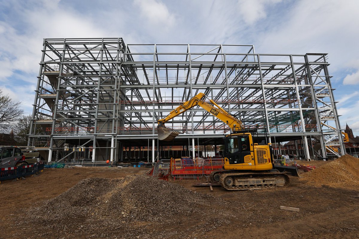 BenHouchen's tweet photo. Steel is going up at Centre Square in Middlesbrough, soon to be home to 450 AXA staff.

If we want even more good quality jobs to come here then we need first-class office space for the taking. 

That’s what Centre Square will deliver, and that’s why we’re investing £8m in it. 🤝 https://t.co/RxecVgm2Od