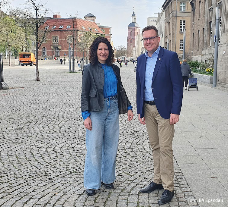 Senatorin <a href="/Bettina_Jarasch/">Bettina Jarasch</a> war heute zu Besuch bei Bezirksstadtrat <a href="/thorstenschatz/">Thorsten Schatz</a> in Spandau. Themen waren u.a. der Ausbau des ÖPNV und des Radverkehrs. #Bezirksrunde #Mobilitätswende