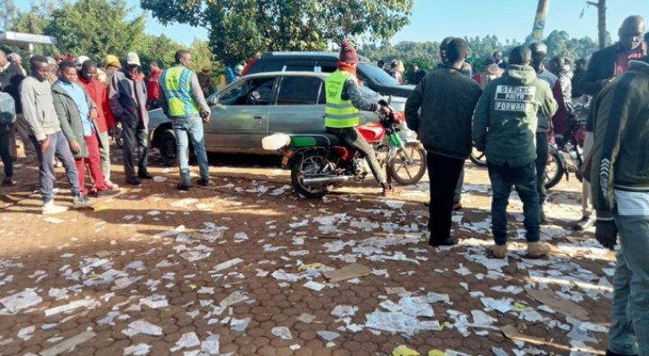EddieEdd10's tweet photo. #TumejuaHatujui Chaos witnessed in UDA nominations as Bomet Residents threatens to back Azimio leader Raila Odinga if aspirants allegedly continue to fix process papers in shambolic nominations. They say aspirants will not be imposed on them. 
#KifoChatangazwa   Wilson Sossion https://t.co/7Q9ATRnEhe