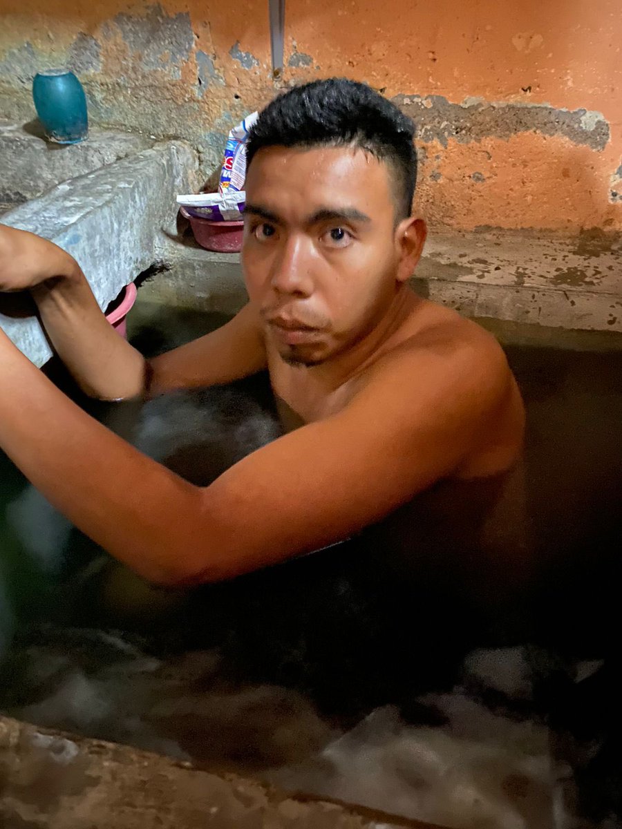 merino_monroy's tweet photo. En la colonia Las Margaritas, elementos de la FT Marte ubicaron escondido en un pila con agua, a Henry Moisés López, alias Trompudo supuesto miembro de la MS-13.
Sr. Pdte. @nayibbukele los encontraremos dónde quiera que se escondan. #GuerraContraPandillas. https://t.co/669IVzb8kg