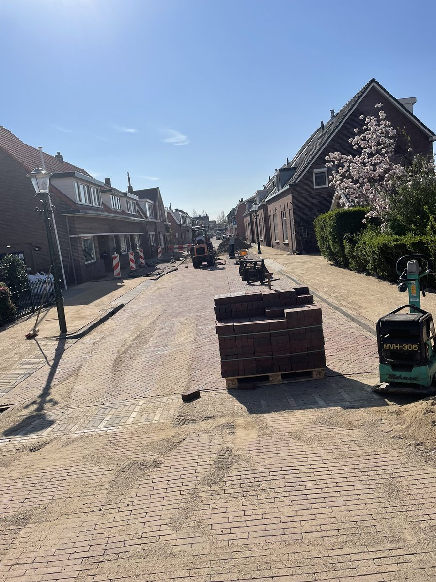 herruergww's tweet photo. Herruer GWW is in opdracht van de @gem_teylingen gestart met de herinrichting van de Boekhorstlaan in Voorhout. https://t.co/zgne8eR5yk