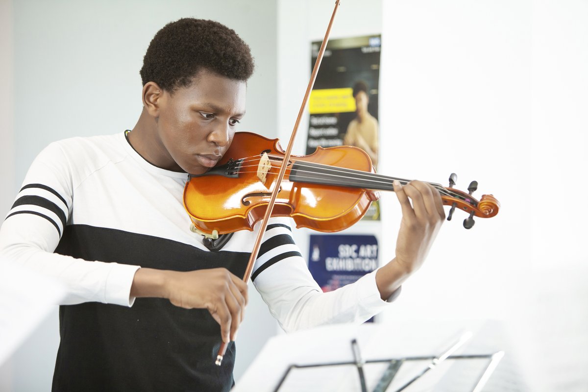 RebeccaCresta's tweet photo. Much of my music work involves tiptoeing around orchestra rehearsals, capturing musicians immersed in their playing. 
Here's a #TBT of @CH4MBERPLAYERS' inspiring summer school in SE6 for young string players (aged 6-18). Sign-up for this summer at https://t.co/hoba2v263G https://t.co/4VWrQsvd1N