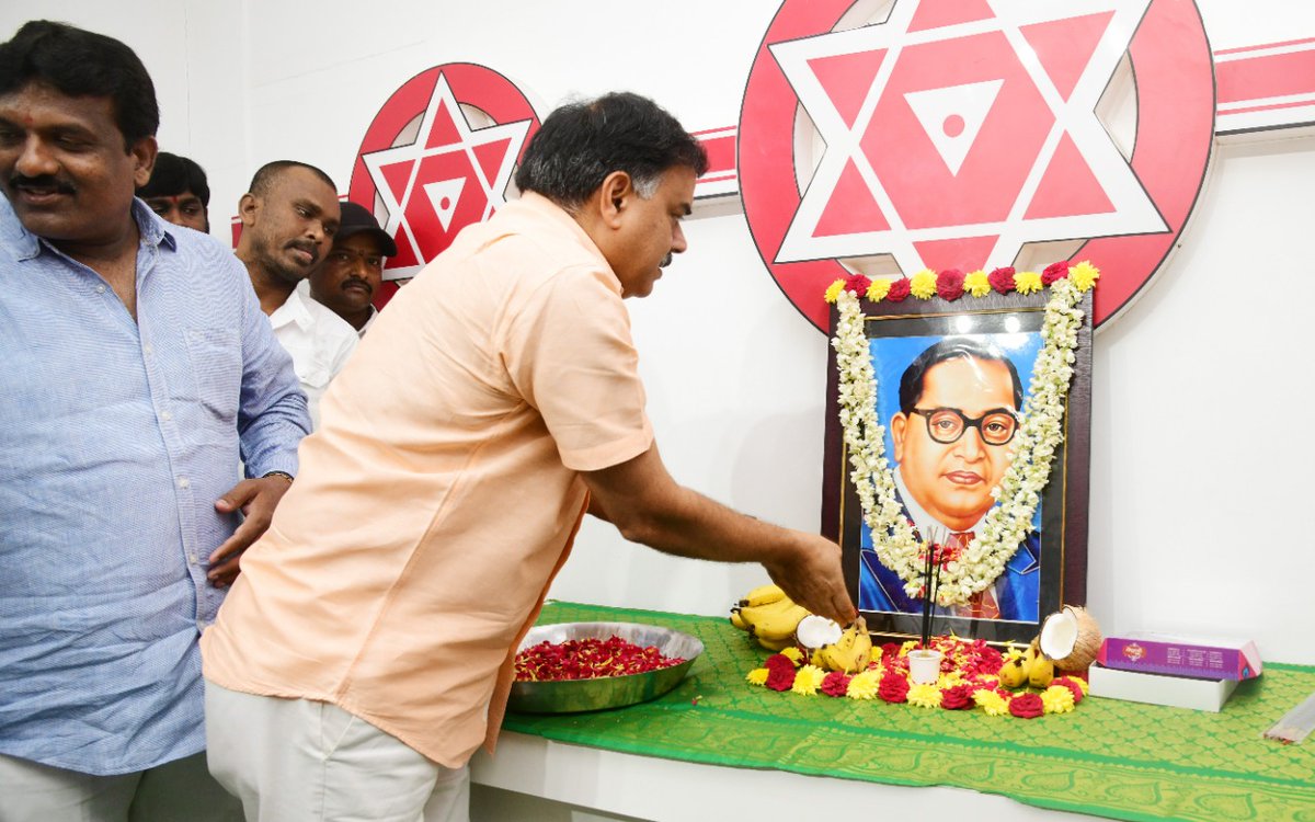 JanaSenaParty's tweet photo. బాబాసాహెబ్ శ్రీ అంబేద్కర్  ఆశయాలు సదా ఆచరణీయాలు
జనసేన పార్టీ కార్యాలయంలో జరిగిన అంబేద్కర్ జయంతి వేడుకల్లో పీఏసీ ఛైర్మన్ శ్రీ @mnadendla గారు

Video Link: https://t.co/AztaRzXhPS https://t.co/Eos6q5PF1P