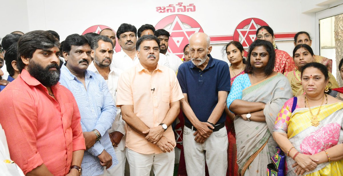 JanaSenaParty's tweet photo. బాబాసాహెబ్ శ్రీ అంబేద్కర్  ఆశయాలు సదా ఆచరణీయాలు
జనసేన పార్టీ కార్యాలయంలో జరిగిన అంబేద్కర్ జయంతి వేడుకల్లో పీఏసీ ఛైర్మన్ శ్రీ @mnadendla గారు

Video Link: https://t.co/AztaRzXhPS https://t.co/Eos6q5PF1P