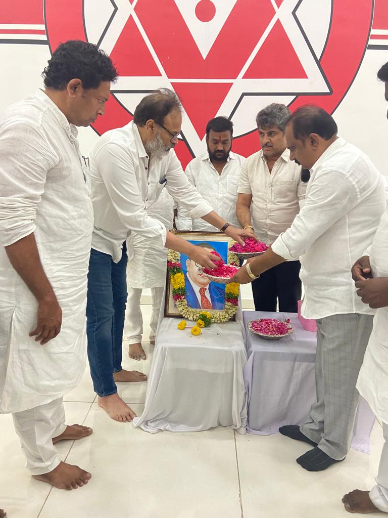 JanaSenaParty's tweet photo. శ్రీ నాగబాబు గారు అధ్వర్యంలోమంగళగిరి లోని పార్టీ రాష్ట్ర కార్యాలయంలో నిర్వహించిన బాబాసాహెబ్ అంబేద్కర్ జయంతి వేడుకలు

#AmbedkarJayanti
#AmbedkarJayanti2022 https://t.co/5zZEkD7gGZ
