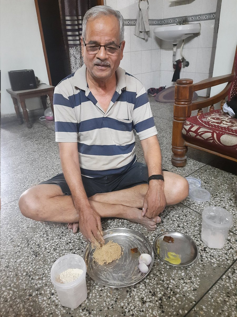 Jaishankar56's tweet photo. आज सतुआन भी है। इस दिन हम जौ-चने का सत्तू, कच्चे आम और हरी मिर्च की चटनी, भरे लाल मिर्च का अंचार और प्याज खाते हैं। आज भी घर में हमारा और गीता जी का दोपहर का भोजन यही सब मिलाकर था। पूरी गर्मी सत्तू किसी न किसी बहाने हमारे भोज्य पदार्थ में शामिल रहेगा। https://t.co/66niM9P6HX