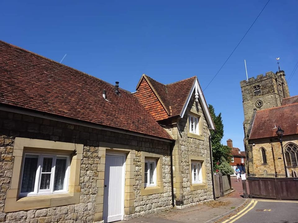 TonbridgeDaily's tweet photo. As it's Maundy Thursday here's a photo of the Alms Houses next to the Parish Church in Tonbridge #MaundyThursday #almsforthepoor #Tonbridge #nearlyeaster https://t.co/xRRRuir3vm