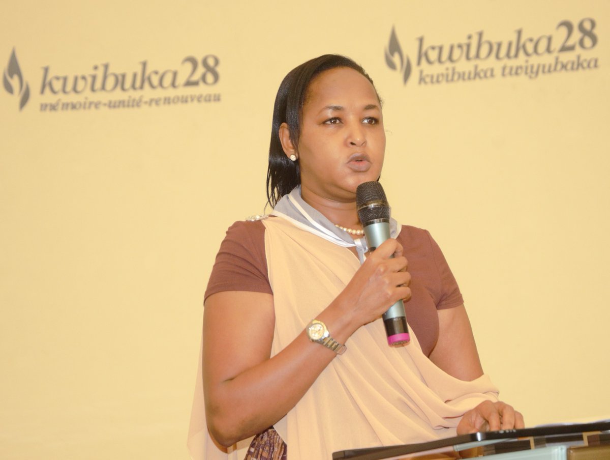 Rwanda_Child's tweet photo. Min. @RMbabazi: "Kwibuka ni inshingano ya buri munyarwanda kugira ngo ibyabaye bitazongera kuba. Kwibuka kandi biduha imbaraga zo guharanira ibyiza kuri buri munyarwanda". #Kwibuka28. https://t.co/MzFtEzjQgq
