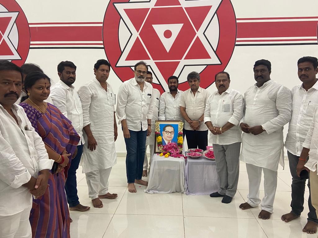 JanaSenaParty's tweet photo. శ్రీ నాగబాబు గారు అధ్వర్యంలోమంగళగిరి లోని పార్టీ రాష్ట్ర కార్యాలయంలో నిర్వహించిన బాబాసాహెబ్ అంబేద్కర్ జయంతి వేడుకలు

#AmbedkarJayanti
#AmbedkarJayanti2022 https://t.co/5zZEkD7gGZ