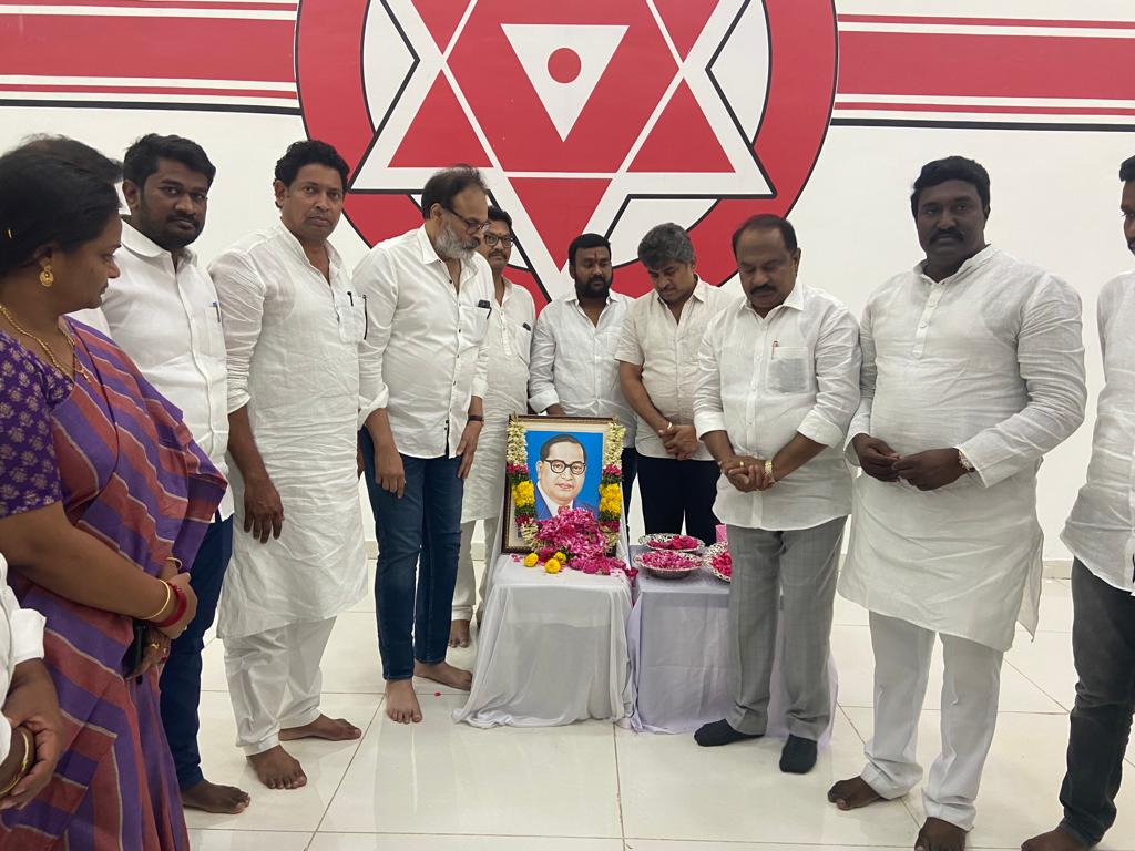 JanaSenaParty's tweet photo. శ్రీ నాగబాబు గారు అధ్వర్యంలోమంగళగిరి లోని పార్టీ రాష్ట్ర కార్యాలయంలో నిర్వహించిన బాబాసాహెబ్ అంబేద్కర్ జయంతి వేడుకలు

#AmbedkarJayanti
#AmbedkarJayanti2022 https://t.co/5zZEkD7gGZ