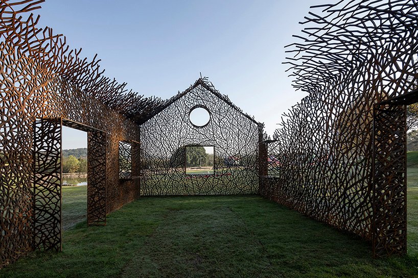 designboom's tweet photo. ivy-clad vanished house in wuhan cemetery encapsulates feelings of remembrance
https://t.co/cg9pYq8rPy https://t.co/UZCoydCtqf