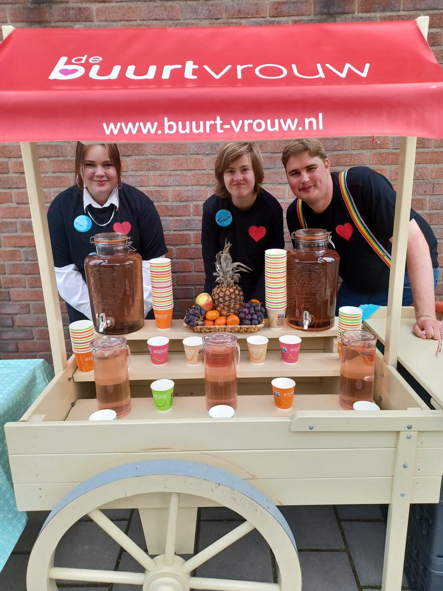 BuurTvrouw's tweet photo. Caterklus voor 250 kids uit de buurt
#sportdag #fruit #catering #werken
#leren #dagbesteding #ervaren
#meetellen #teambuurtvrouw https://t.co/hMWMP6AmmD