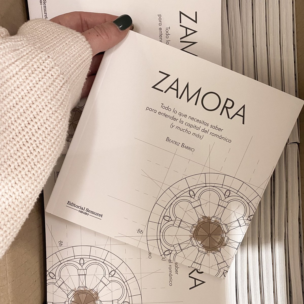 BeaBarrio's tweet photo. Os cedemos el testigo. Esta guía ya es vuestra. Disfrutad de este paseo por Zamora✨🏛.
Ya la tenéis a la venta desde hoy mismo en Librería Semuret y en la web de nuestra biografía🤩.
Gracias, gracias y gracias.
.
.
.
.
#romanico #semuret #guia #zamora #patrimonio https://t.co/k6HmtDJj9X