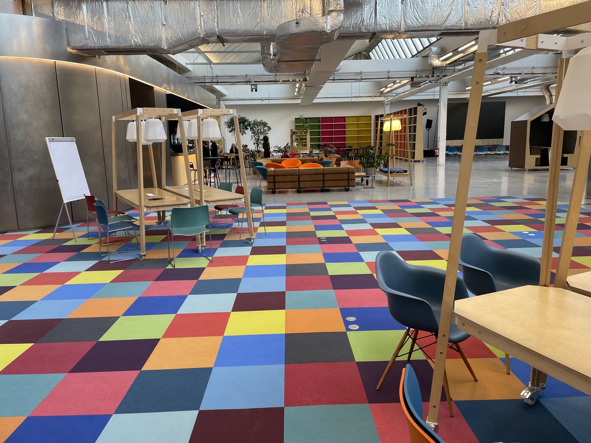 JeromeFriteau's tweet photo. Séminaire de travail #Drht, coup d’envoi…
4 clients nous fixent chacun un défi #experienceCollaborateur et nous devons (nous allons!) le relever! https://t.co/mAX6FCJjma