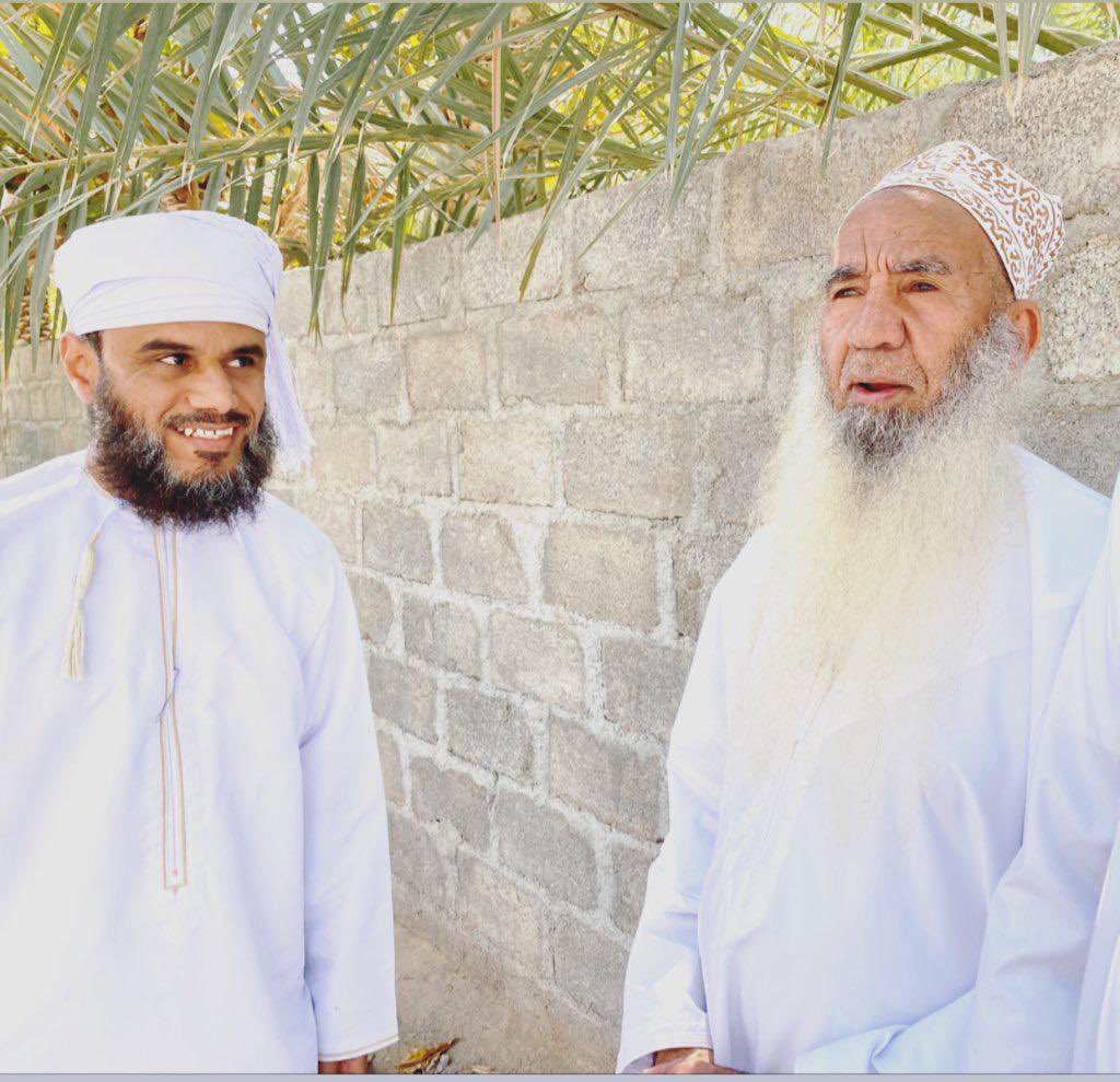 يا كعبة الشرق هل لي أن أطوف هنا
سبعا فسبعا ليزداد الفؤاد نقا

شيخ المعاني النبيلات التي نبتت
سدرا تفيأ ذكرا رحمة وتقى

كأنك الدوحة الغناء أغصنها
تمتد مخضرة فاحت لنا عبقا

ونحن نأوي طيورا ملؤها نغم
من العلوم نغنيها لننطلقا

الحمد ملء اسمه للصفو منتسب
طاب السناء له سكنى ومرتفقا