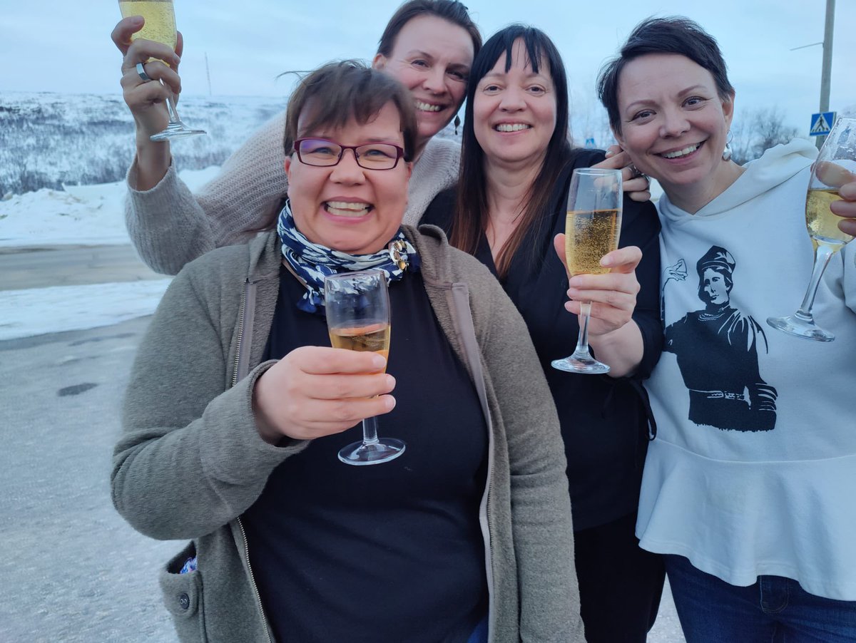 2/2 Nyt voi ehkä jo tunnustaa, miten stressaavia nämä vuodet ovat olleet. Ja Martin ja <a href="/MFredman/">𝙼𝚊𝚛𝚔𝚔𝚞 𝙵𝚛𝚎𝚍𝚖𝚊𝚗</a>, jos teitä voisi kloonata, niin maailma olisi paljon parempi paikka. Aivan hitokseen kiitollisia sydämiä teille ❤️ Kuvat eilisestä juhlahumusta.