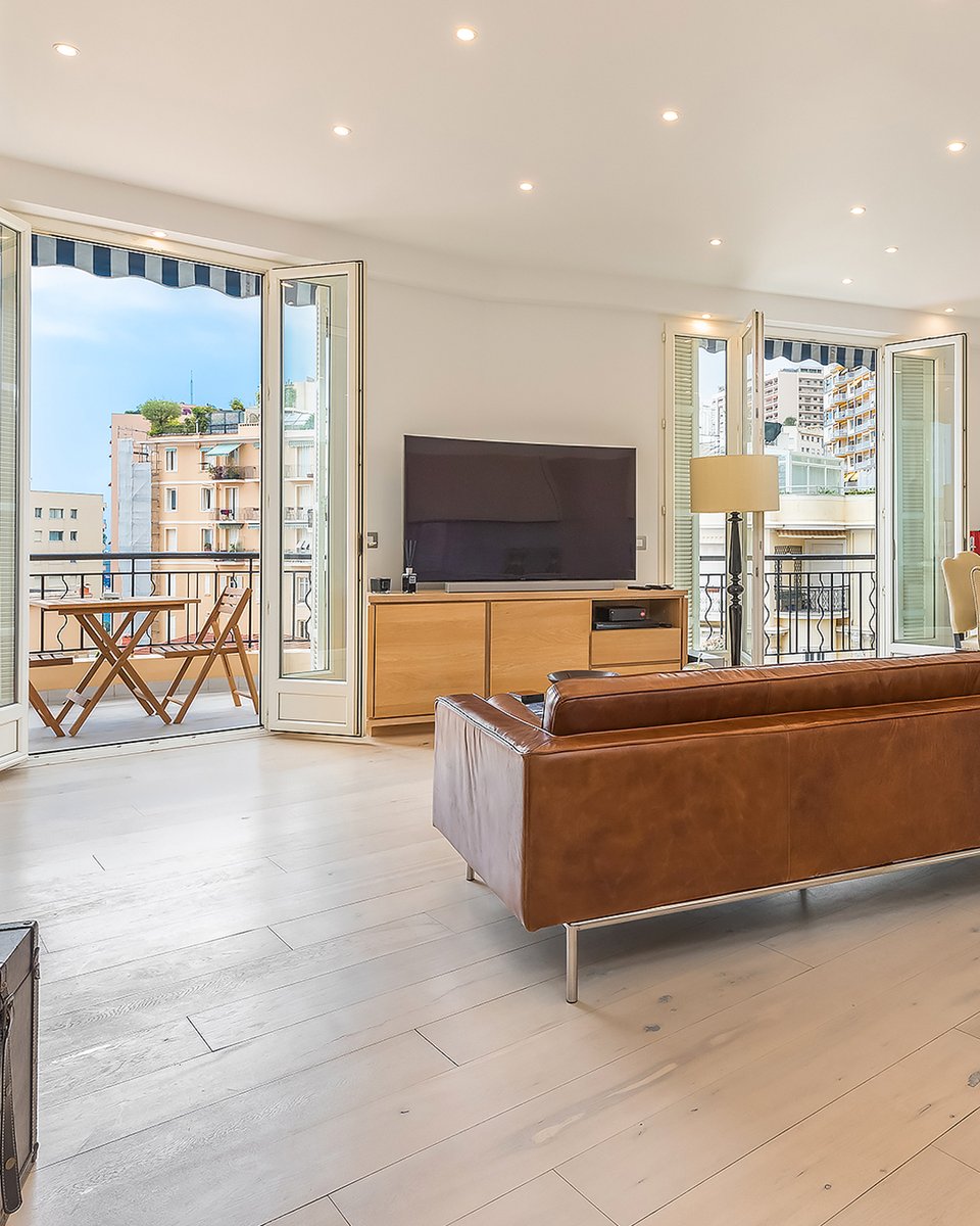Modern and fully renovated duplex apartment located in a bourgeois building. This property offers a pleasant terrace of 110sqm facing south with seaview, perfect for the sunny days. 🔆

#luxuryrealestate #Monaco 

dotta.mc/monaco/vente/v…